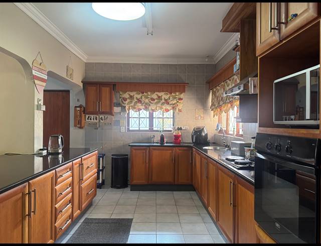 6 BEDROOM FREESTANDING FOR SALE IN MEER EN SEE
